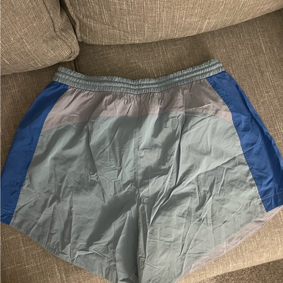 Lululemon sz 10 shorts - Picture 3 of 3